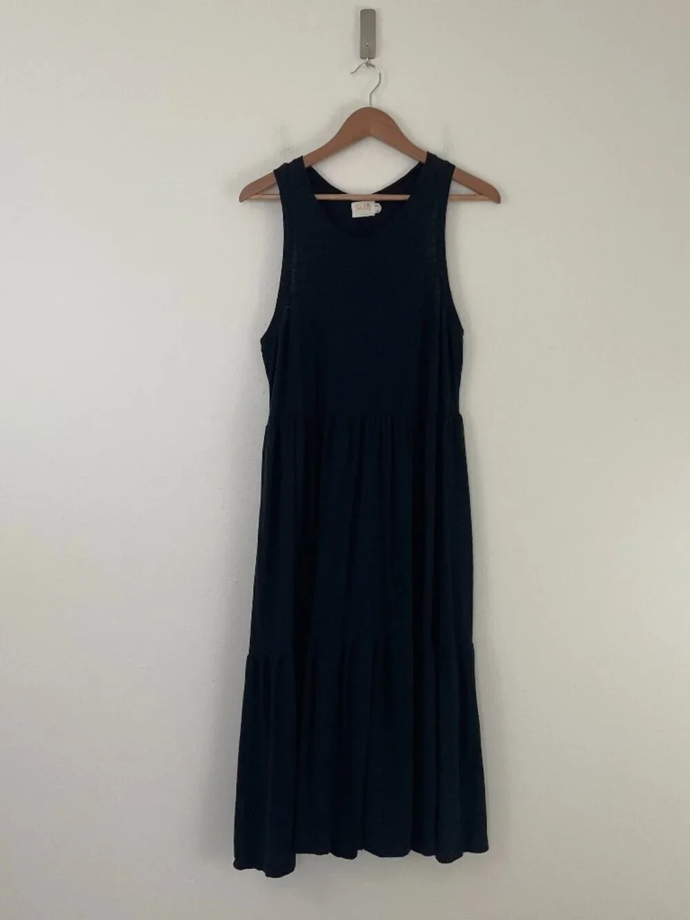 Nation Ltd Melissa Tiered Sleeveless Midi Dress in Jet Black Size Large